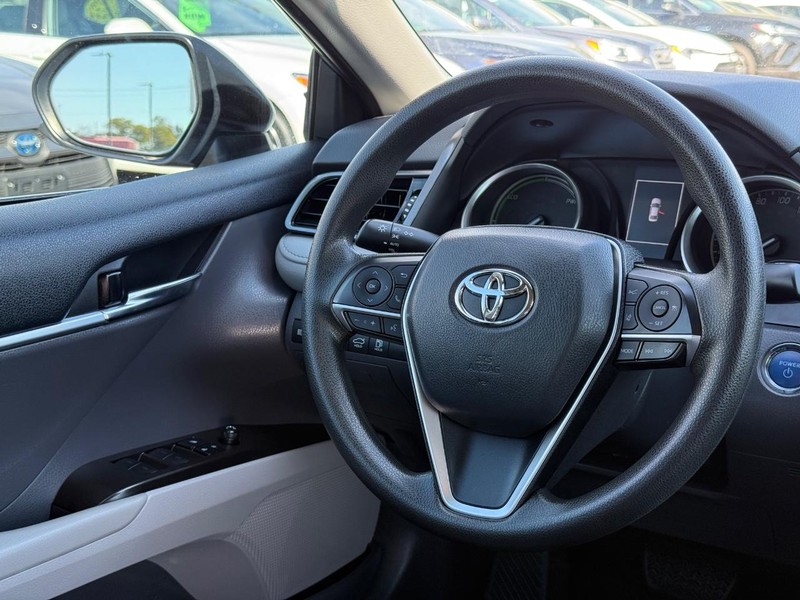 Toyota Camry Hybrid Vehicle Image 12
