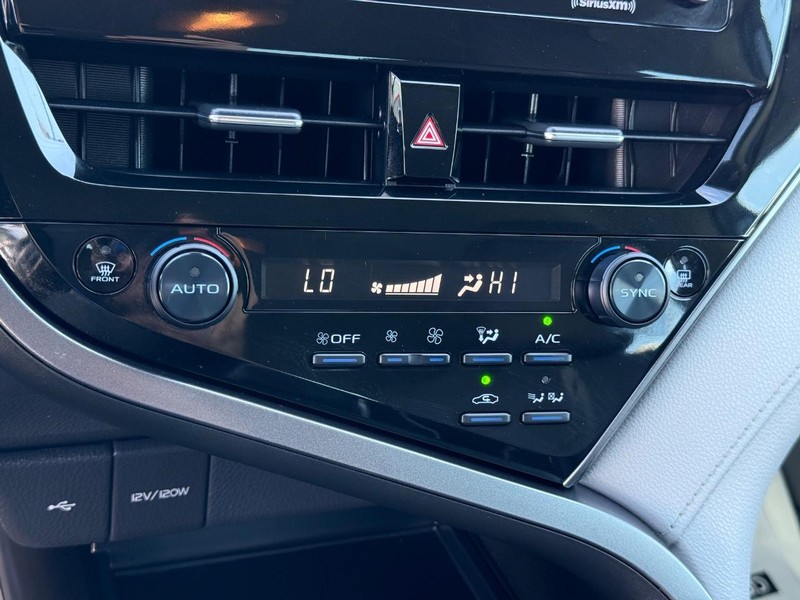 Toyota Camry Hybrid Vehicle Image 18