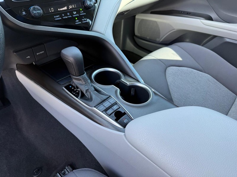 Toyota Camry Hybrid Vehicle Image 19