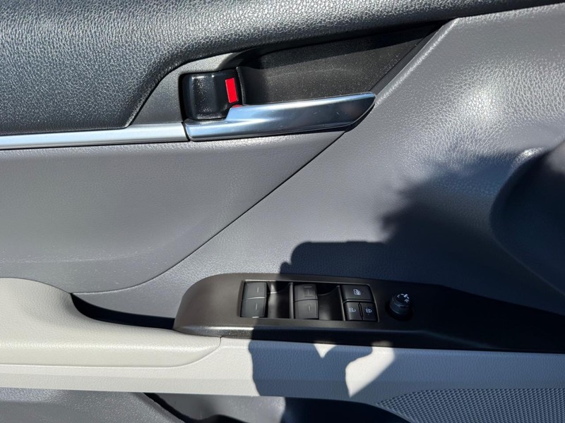 Toyota Camry Hybrid Vehicle Image 23