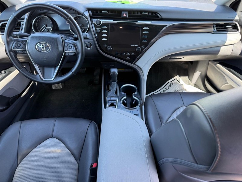 Toyota Camry Vehicle Image 11