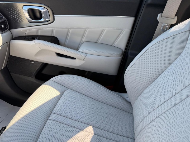 Kia Sorento Hybrid Vehicle Image 23