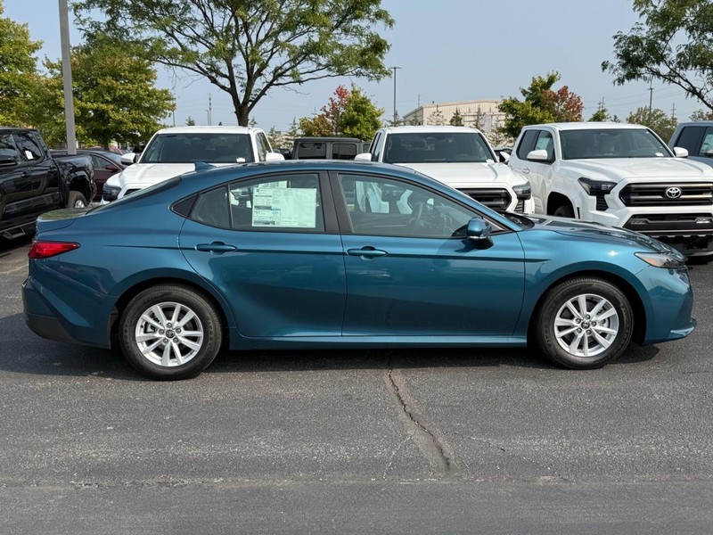 Toyota Camry Vehicle Image 02