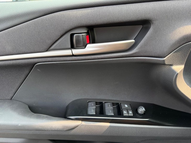 Toyota Camry Vehicle Image 18