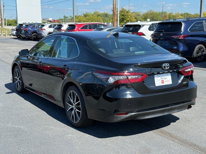 Toyota Camry Vehicle Image 05