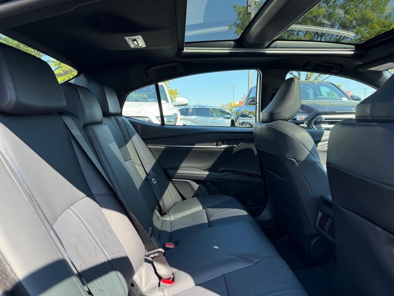 Toyota Camry Vehicle Image 04