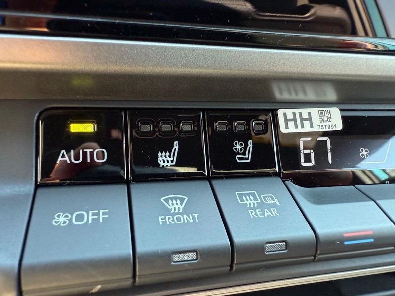 Toyota Camry Vehicle Image 11