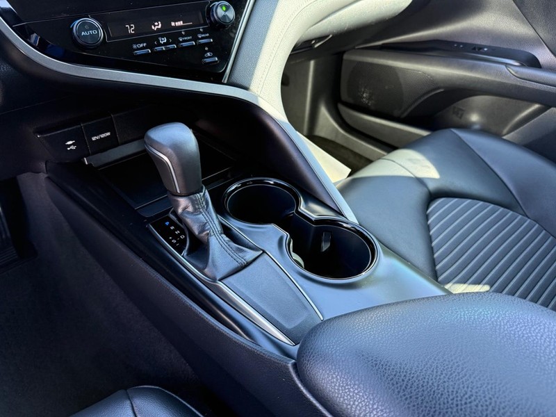 Toyota Camry Vehicle Image 17