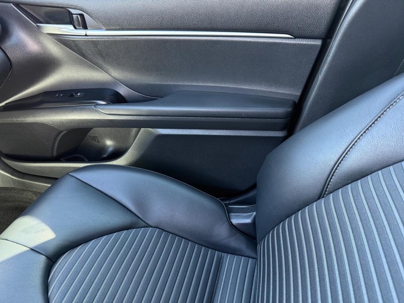 Toyota Camry Vehicle Image 18