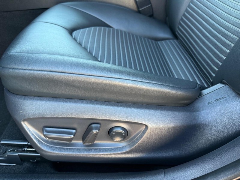 Toyota Camry Vehicle Image 22