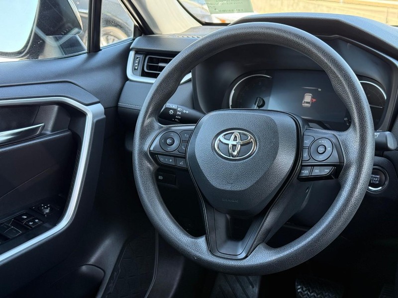 Toyota RAV4 Vehicle Image 12