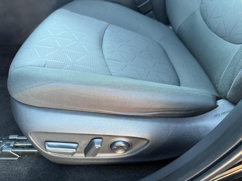 Toyota RAV4 Vehicle Image 24