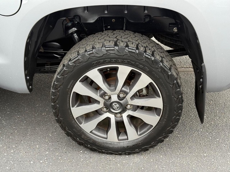 Toyota Tundra 4WD Vehicle Image 06
