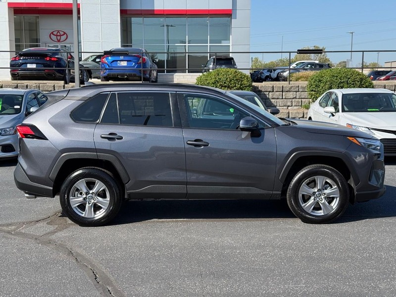 Toyota RAV4 Vehicle Image 02