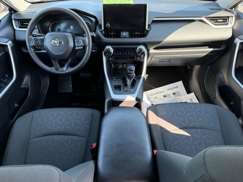 Toyota RAV4 Vehicle Image 11