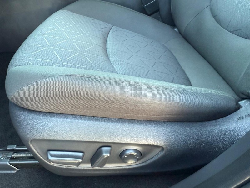 Toyota RAV4 Vehicle Image 24