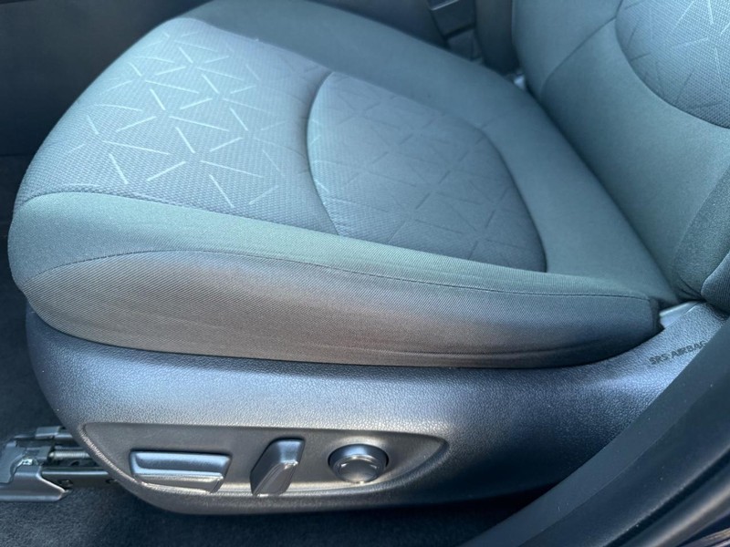 Toyota RAV4 Vehicle Image 24