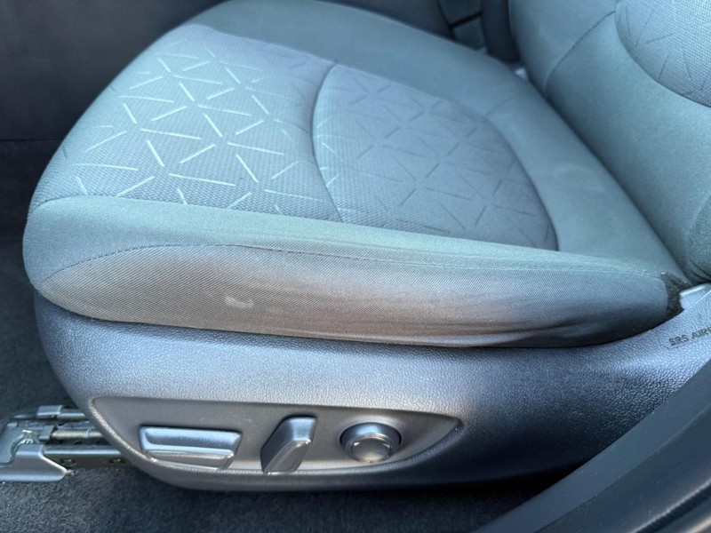 Toyota RAV4 Vehicle Image 24