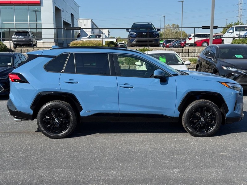 Toyota RAV4 Vehicle Image 02