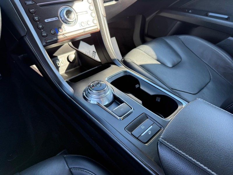 Ford Fusion Hybrid Vehicle Image 21