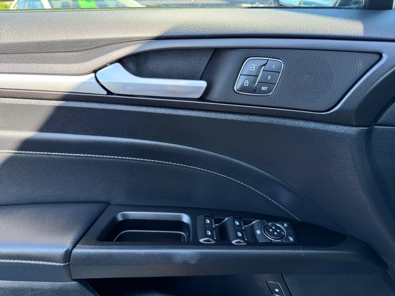 Ford Fusion Hybrid Vehicle Image 26