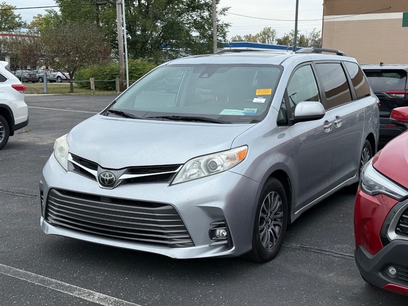 Toyota Sienna Vehicle Image 02