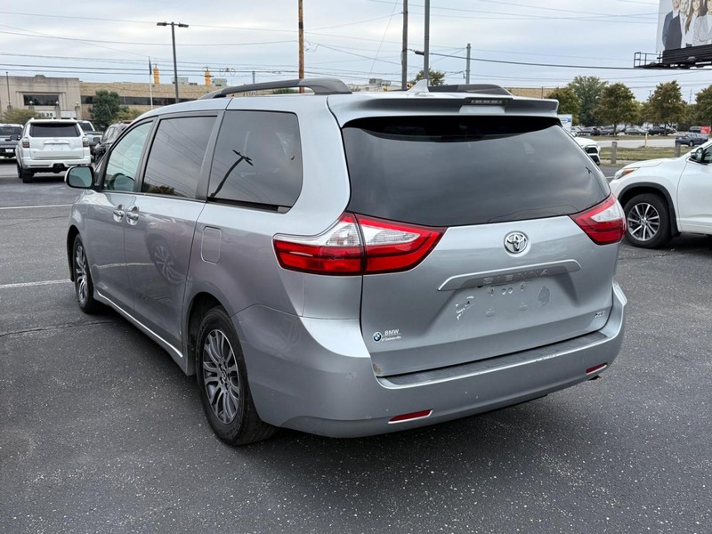 Toyota Sienna Vehicle Image 03