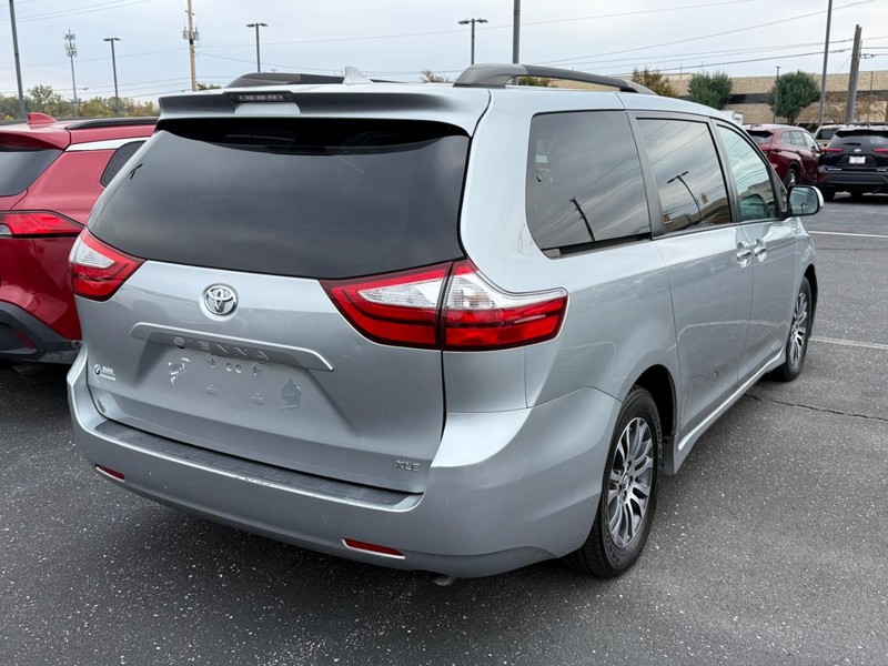 Toyota Sienna Vehicle Image 04