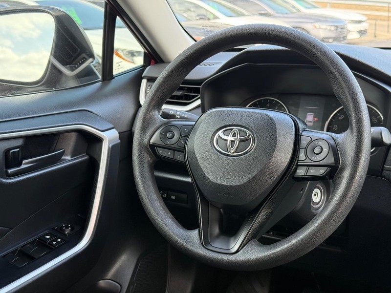 Toyota RAV4 Vehicle Image 12