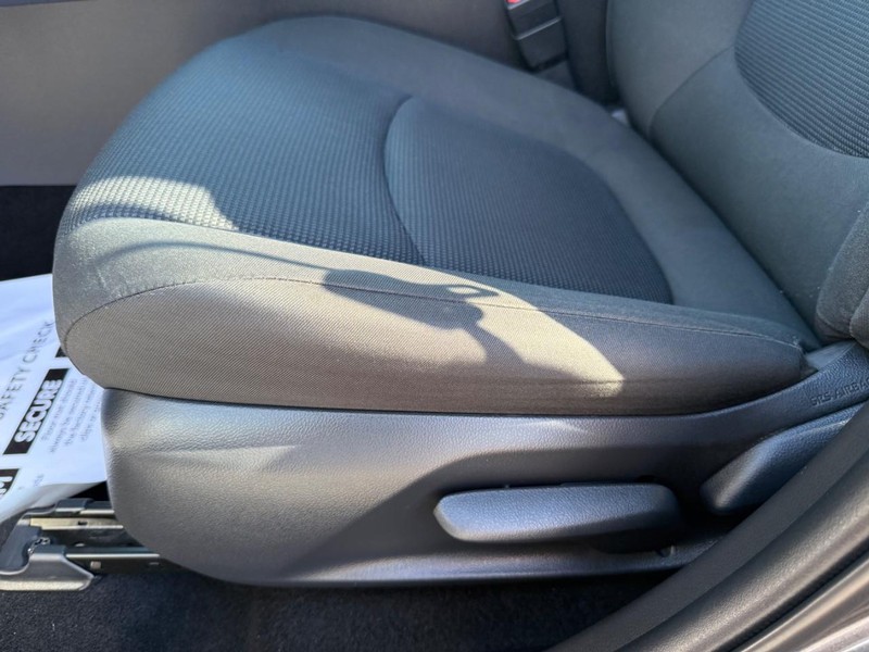 Toyota RAV4 Vehicle Image 23