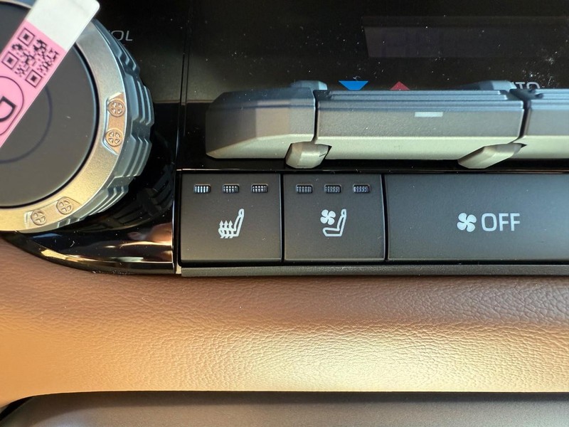 Toyota Tundra 4WD Vehicle Image 11