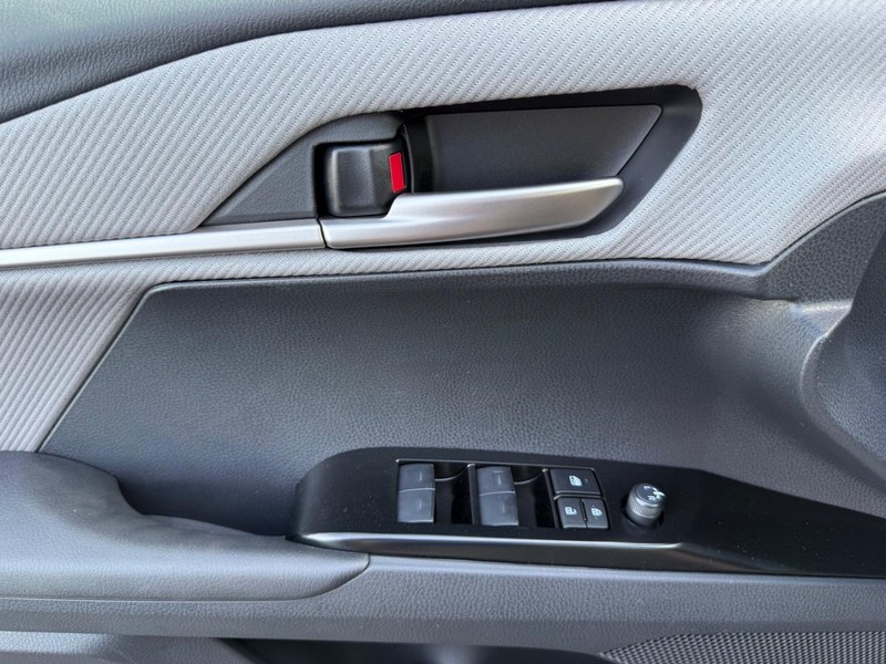 Toyota Camry Vehicle Image 18