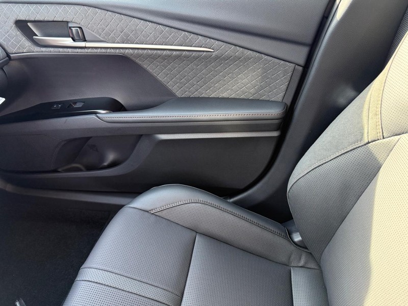 Toyota Camry Vehicle Image 16