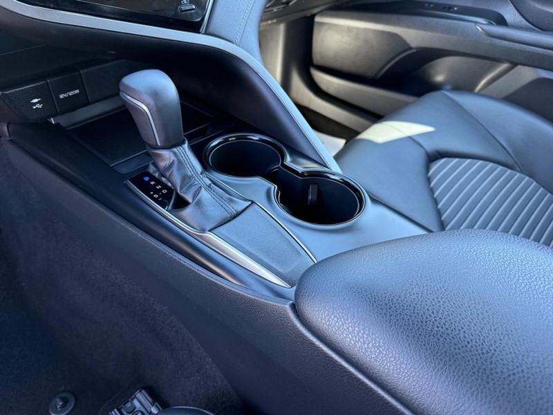 Toyota Camry Vehicle Image 17