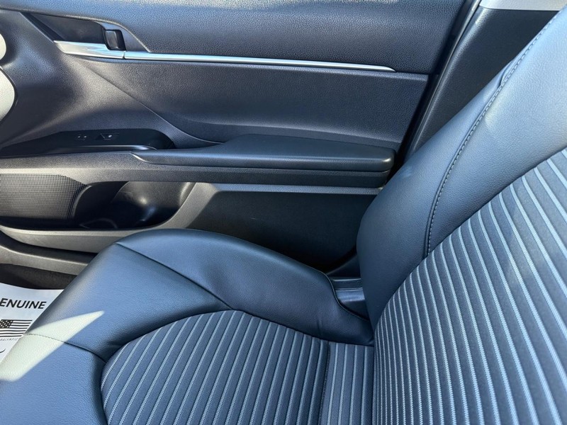 Toyota Camry Vehicle Image 18