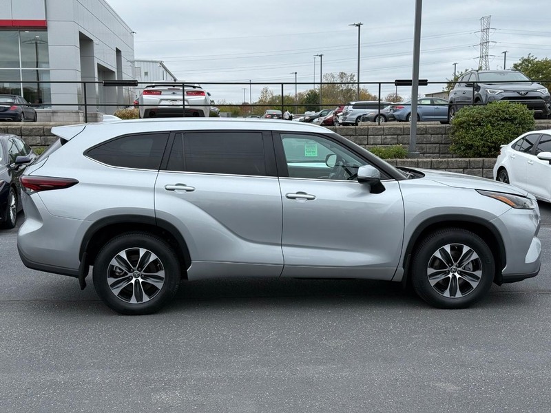 Toyota Highlander Vehicle Image 02