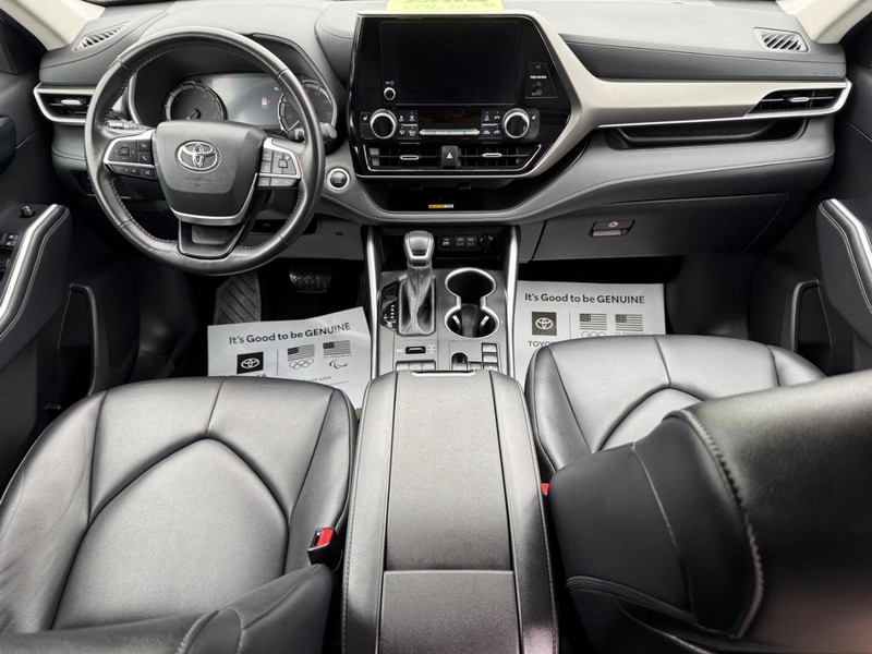 Toyota Highlander Vehicle Image 14