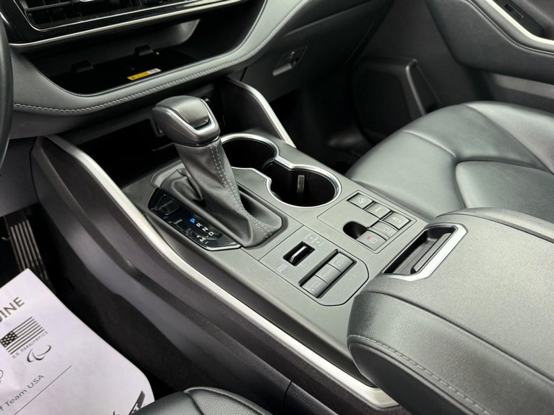 Toyota Highlander Vehicle Image 23