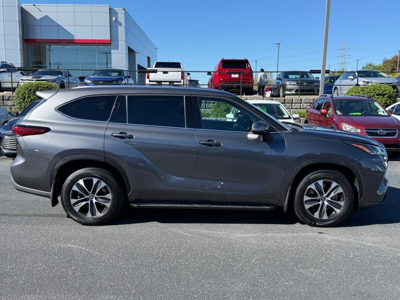 Toyota Highlander Vehicle Image 02