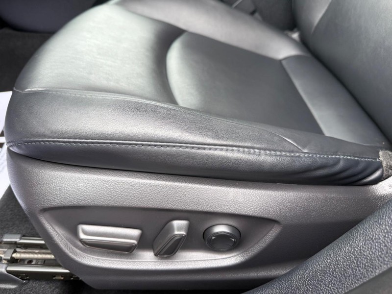 Toyota Prius Vehicle Image 24