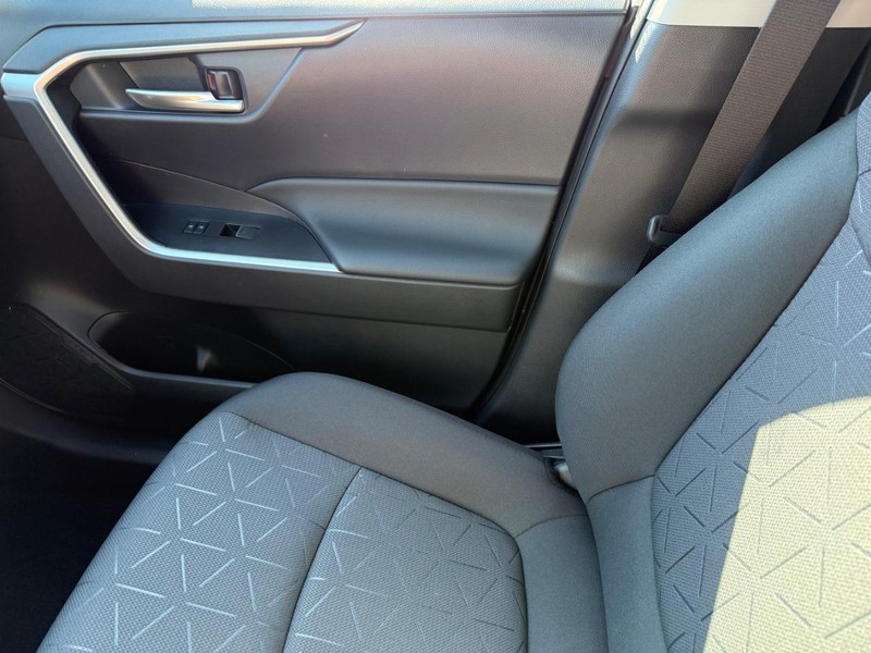 Toyota RAV4 Vehicle Image 16