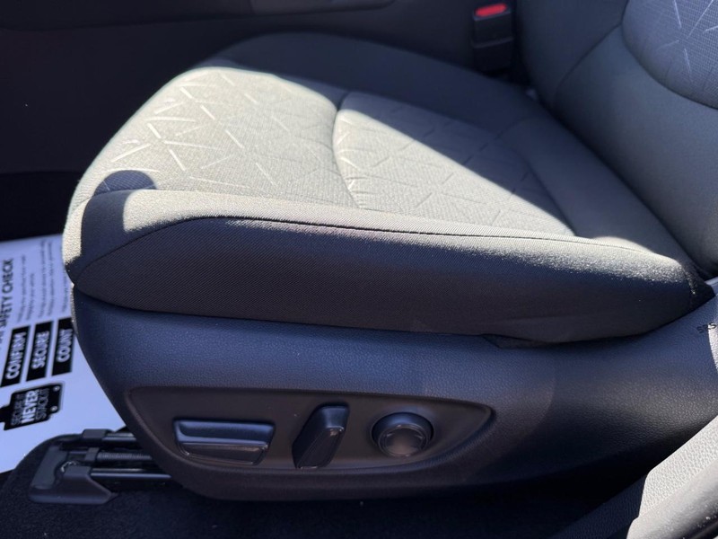 Toyota RAV4 Vehicle Image 21