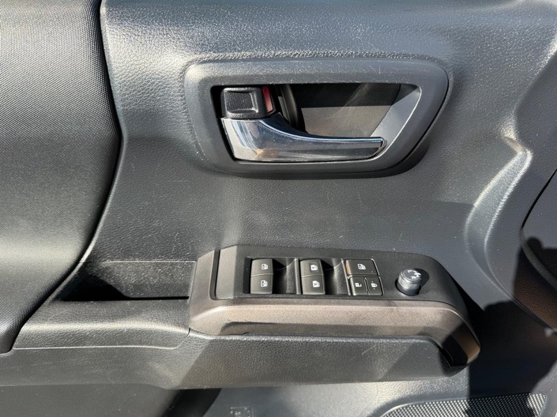 Toyota Tacoma 4WD Vehicle Image 23