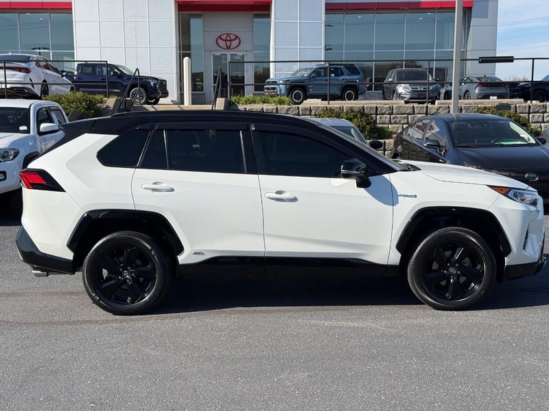 Toyota RAV4 Vehicle Image 02