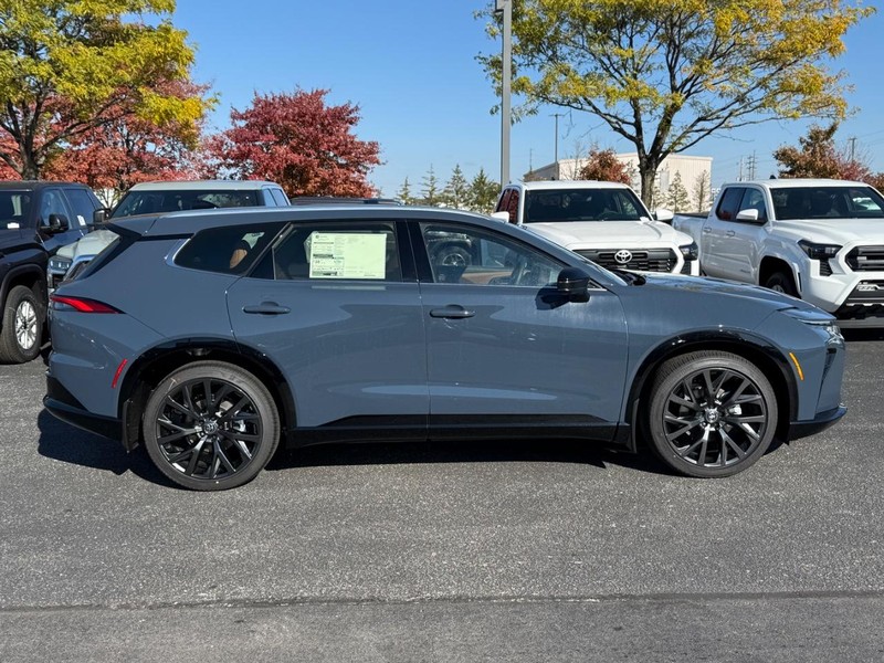 Toyota Crown Signia Vehicle Image 02