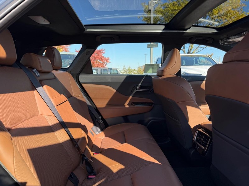 Toyota Crown Signia Vehicle Image 04