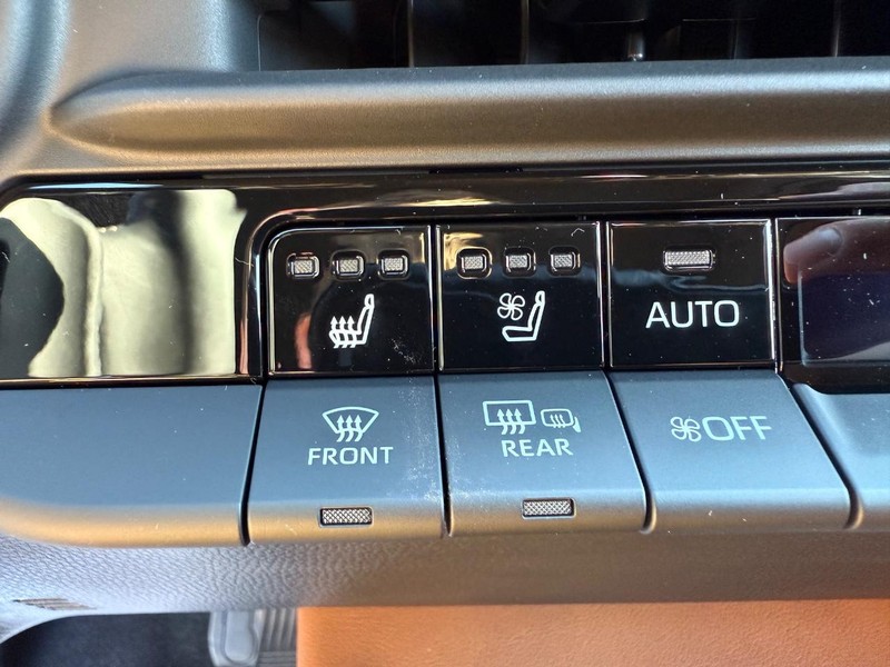 Toyota Crown Signia Vehicle Image 11