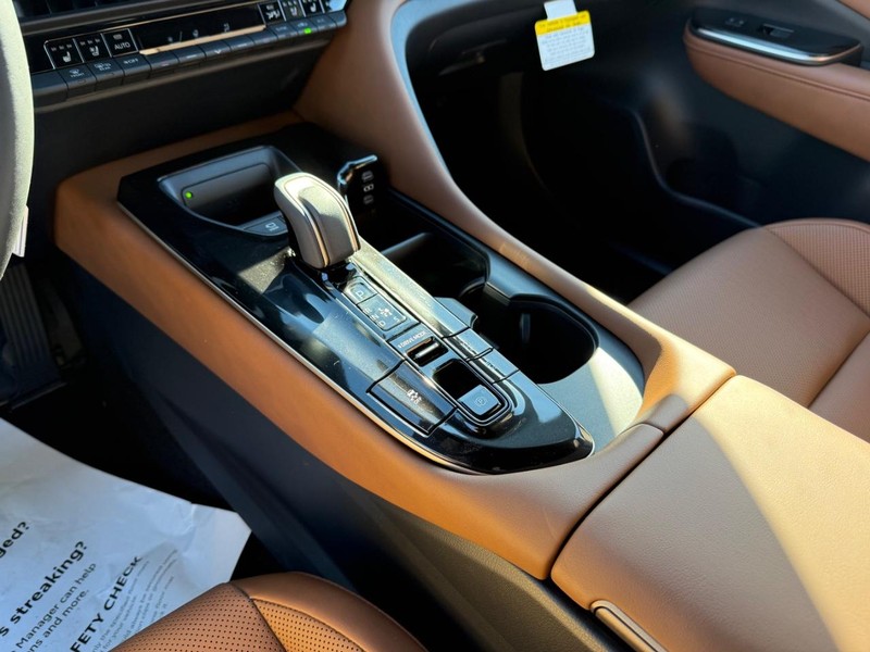 Toyota Crown Signia Vehicle Image 15