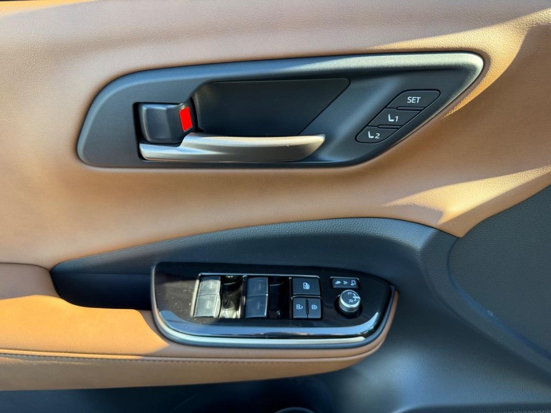 Toyota Crown Signia Vehicle Image 20