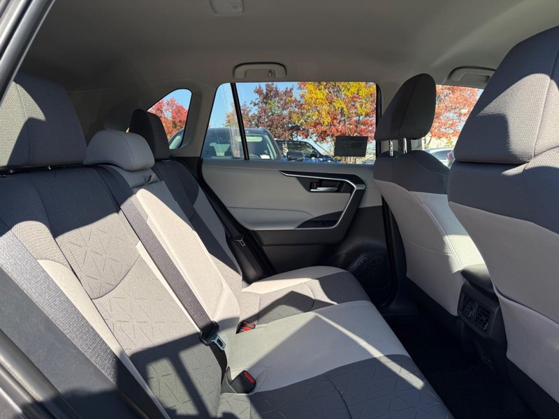 Toyota RAV4 Vehicle Image 04